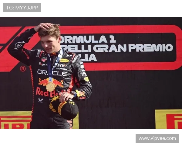 F1车手维斯塔潘再度称霸 夺得赛季冠军并刷新多项纪录 F1车手维斯塔潘再度称霸 夺得赛季冠军并刷新多项纪录