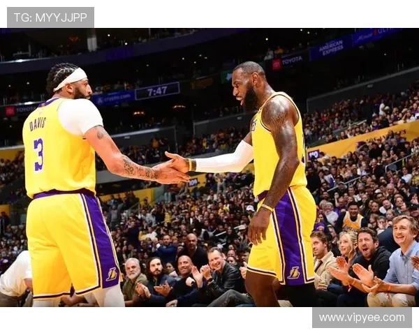 詹姆斯率湖人逆转取胜浓眉伤情成焦点新星爆发引全场沸腾